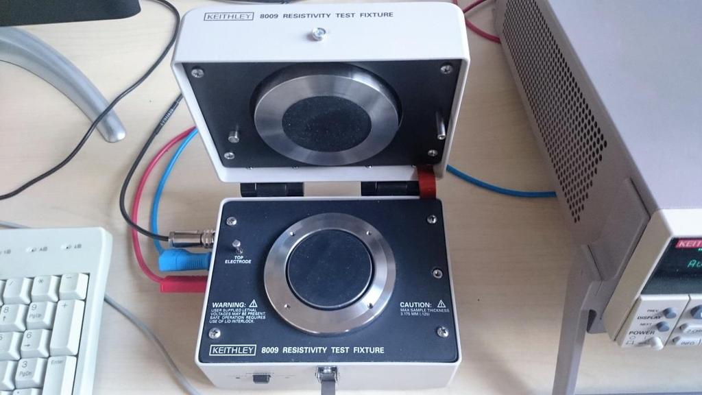 Pokud se hodnota neustálí ani do 100 min, tak se vnitřní rezistivita udává jako funkce času elektrifikace.