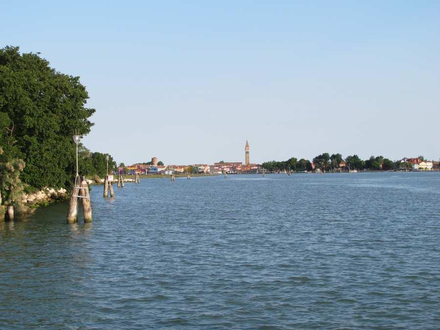 Ale i z Burána (v pozadí) jsme nakonec odpluly - a už se nacházíme na fantastickém, témeř pustém ostrově Torcello.