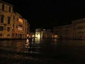 A pak slunce zapadlo popáté, my jsme přistály na San Marco, přestoupily na 4.1 a pluly po Canal Grande zpět do domečku na nábřeží Ormesini.