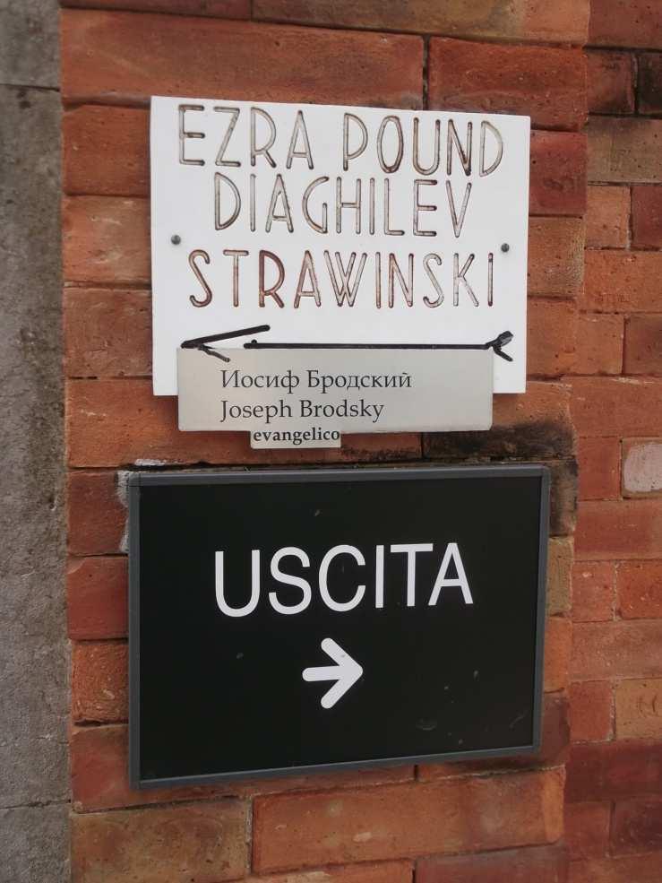 Značení na hřbitově vcelku dobré.