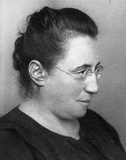 Rejstřík osobností 387 Noether, Emmy (1882 1935), vynikající německo-americká matematička, která ukázala, že každá symetrie v přírodě je úzce spojena se zákonem zachování.