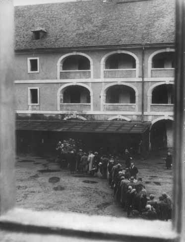 ze života v horních měcholupech a hostivaři Úžasná byla v Terezíně kultura, byli zde mnozí známí umělci (dirigenti, režiséři, hudebníci, malíři, básníci).