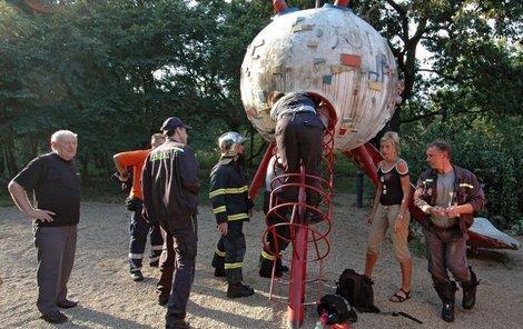 Obrovská betonová koule znázorňující Sputnik v bruselském stylu, vztyčená tři metry nad zemský povrch,