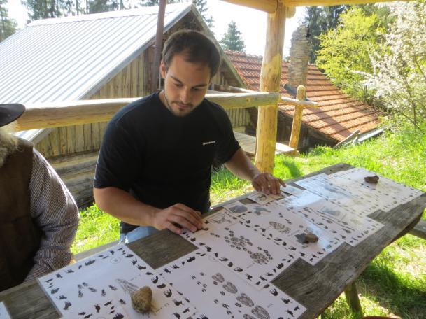 Trappers corralem: rozkřesání ohně, hod nožem, sekerou, oštěpem, kládou, podkovou, střelba s kuše, vzduchovky, praku,
