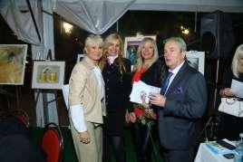 4.6. Sbírka Letiště Sbírka Letiště Václava Havla, Praha zajišťovaná paní Hanou van der Hoeven zahájená v říjnu 2007 úspěšně pokračovala i v roce 2017.