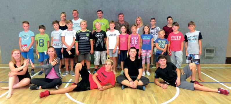 PARKOUR WORKSHOP SLANÝ ČLÁNEK Vizitka: František Náprstek je žákem deváté třídy velvarské ZŠ. Začínal se sportovním aerobikem a pak přešel na parkour.