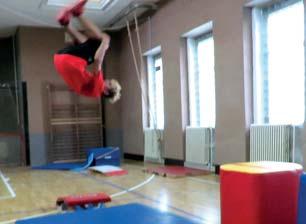 Workshopem chtěl i s Tomášem pro tento sport namotivovat ostatní vrstevníky a mladší děti. Parkour je tréninková metoda, při které člověk překonává překážky v přirozeném prostředí.