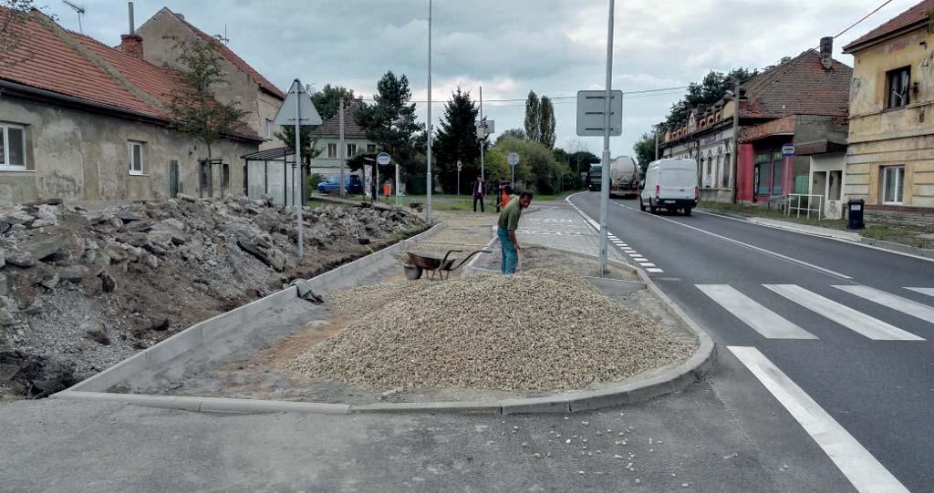 Radní velmi potěšilo, že po dlouhých průtazích se podařilo podepsat smlouvu se Středočeským krajem o zápůjčce pozemků pod plánovanými chodníky v ulici Malovarská a Za Roudnickou branou.