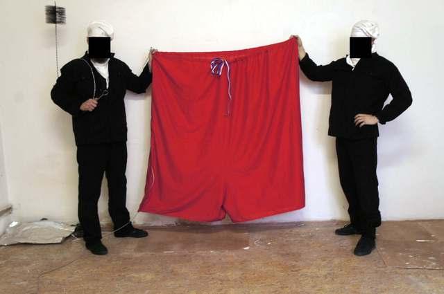 TREFA STRANA 4 ZAČÁTEK KONCE ANARCHISTICKO KAPITALISTICKÉ SPOLEČNOSTI Každý, jen trochu soudný člověk, který sleduje politické dění, musí připustit, že by si oni Hovnaři na Kremlu, či Bílém domě ani