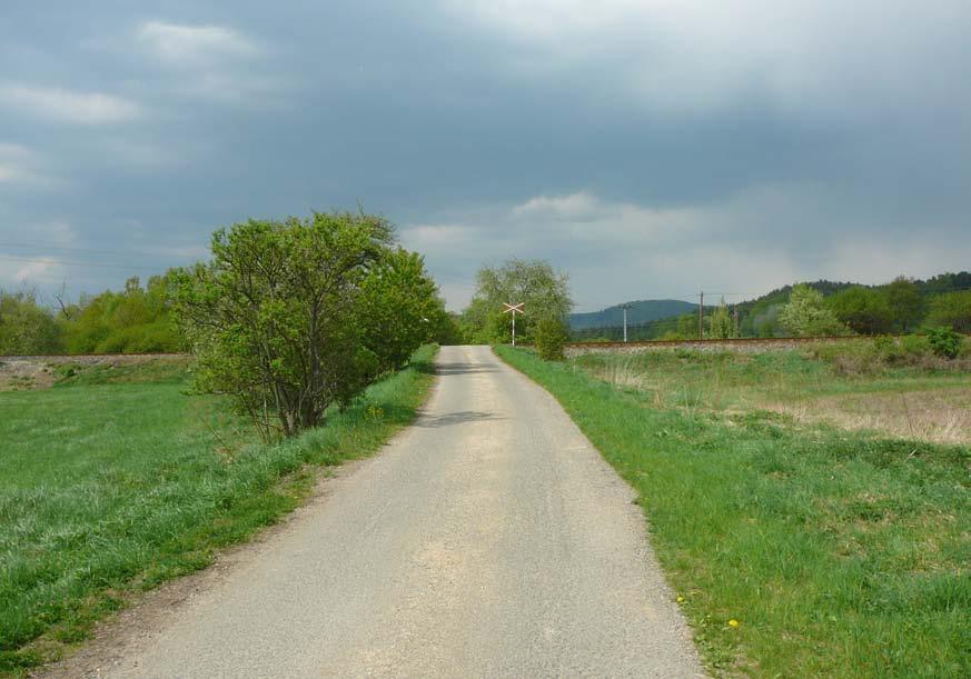 6) P 3381 Křížení železniční tratě se zpevněnou komunikací, sloužící k obsluze části