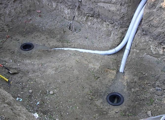 Hydroizolace vodních ploch FATRAFOL-A strana 41 naneseme PU tmel ve dvou stopách. Fólii umístíme do pozice a zajistíme shora volnou přírubou (Detail 406A). 5.2.