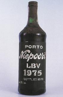Fermentované nápoje víno Dezertní vína likérová Madeira maderizace mladé víno zraje ve velkých sudech v prostorách nazývaných estufas, které ohřívá slunce. Obsah alkoholu 18-20%obj.