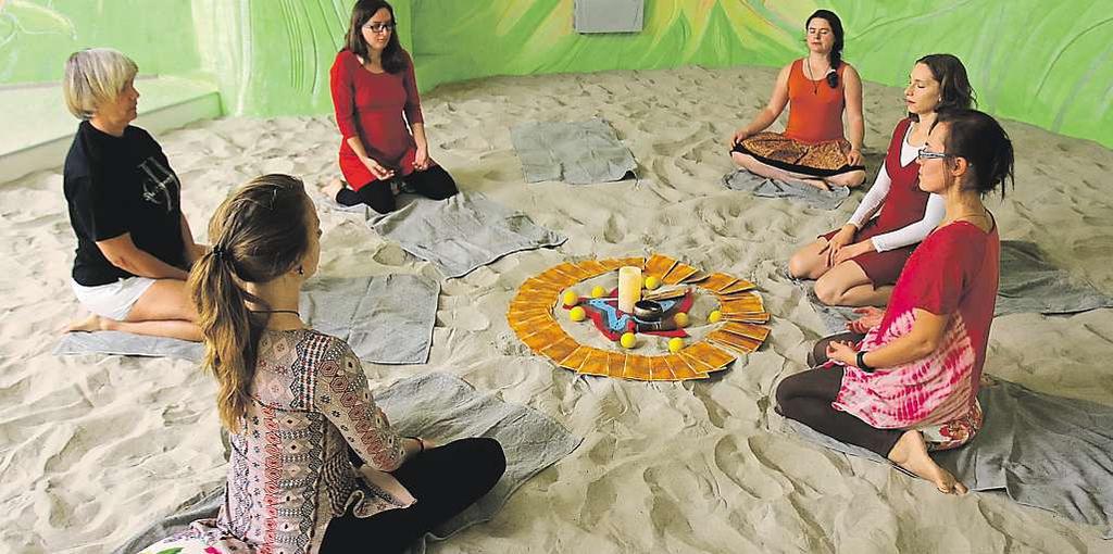42 20. října 2017 Česká republika Zopuštěné kavárny je písečná oázapro meditaci icvičení Netradiční povrch má centrum pro cvičení. Podlahu pokrývá hebký písek jako u moře.