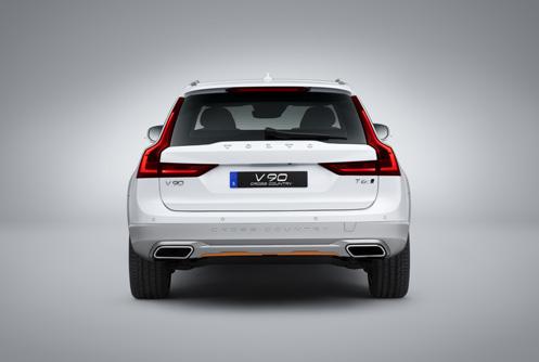 Dekorativní karbonové obložení interiéru Carbon Fiber (jako R-Design) Dvě ožnosti barevného provedení interiéru: světlá Blond (UB0Z) / černá Charcoal (RB0Z) (podlahové části vždy černá Charcoal)