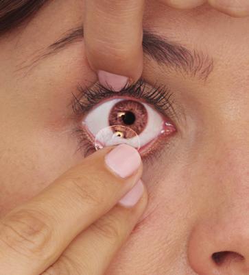 Nasazení čočky na oko 1. Pamatujte na to, že při nasazování byste měli vždy začínat pravým okem.