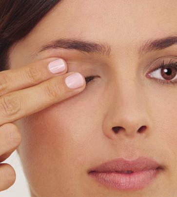 Jak postupovat při adhezi (přilepení) čočky Pro případ, že se čočka přilepí na oko, je vhodné použít zvlhčující roztok, který vám doporučí váš oční specialista.