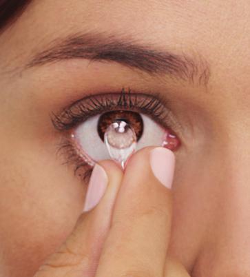 Poté, co jste zjistili polohu čočky, můžete ji vyjmout lehkým stisknutím mezi ukazovákem a palcem nebo jinou metodou, kterou vám doporučí váš oční specialista. Vyjmutí zmáčknutím 1.