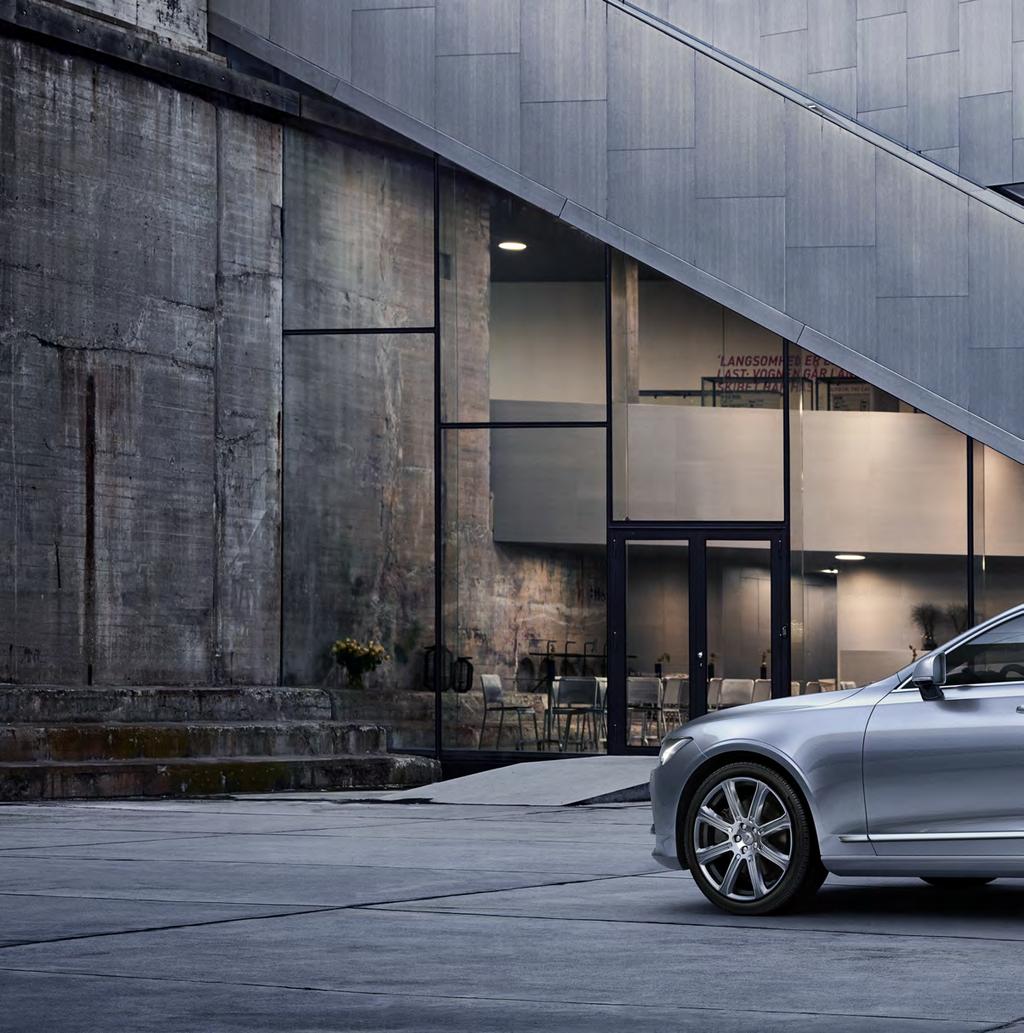 VOLVO V90 Volvo, které nezapře své geny. Bez ohledu na to, z jakého úhlu se na kombi V90 podíváte, hned Vám bude jasné, že se jedná o značku Volvo.