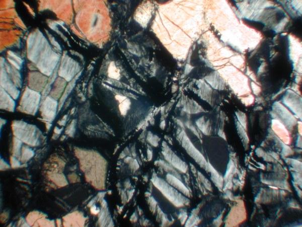 bezbarvé s typických rudním pigmentem Minerály serpentinová