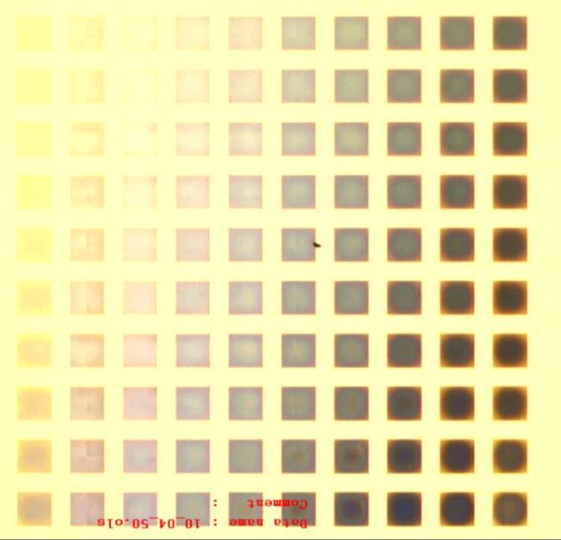 Při porovnávání získaných záběrů zbývajících osmi matic bylo možné určit, že nejlepších barevných výsledku bylo, v případě čtvercových i mřížkových struktur, dosaženo při dávce 500 µc/cm 2, ale ani