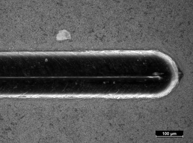 Použité zatížení indentoru během provedené vrypové zkoušky způsobilo místo odtržení materiálu určitou plastickou deformaci materiálu.