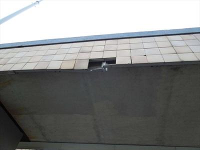 Detail poškození keramického obkladu konstrukce v poli