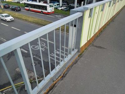 Detail poškození přechodu mezi vozovkou a betonovým parapetem konstrukce v poli mezi pilíři