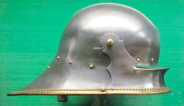 Basinet lehká, původně otevřená přilba vycházející ze šlapu, od 14. stol. se sklopným hledím; tzv. velký basinet má zesílenou ochranu krku.