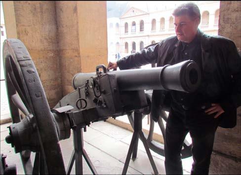 zbraní, ) f) Posuvné měřítko velké s rozsahem měření do 600 mm s čelistmi délky 105 mm k měření částí těžkých palných zbraní (měření vývrtů dělových hlavní, průměru dělových koulí, ) g) Lupu nejlépe