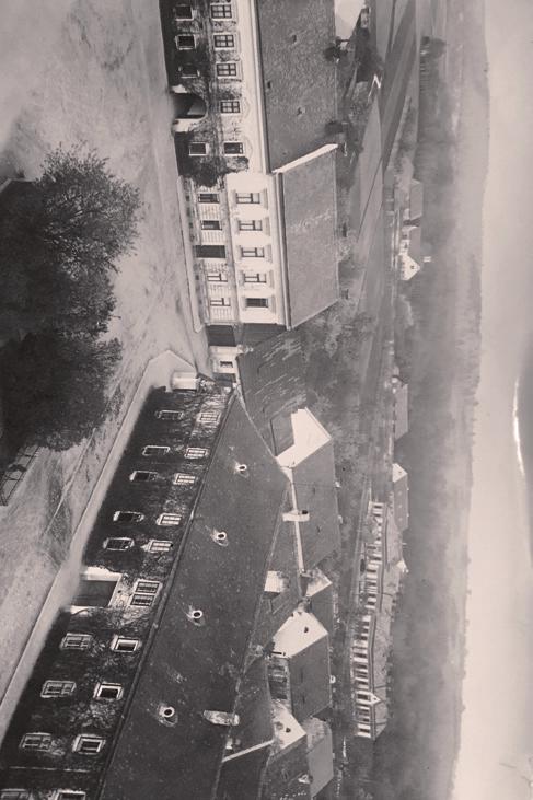 Jednopatrový čtvercový komplex budov, který nyní spravuje město, tvoří čtvercové atrium, které sloužilo jako hospodářský dvůr.