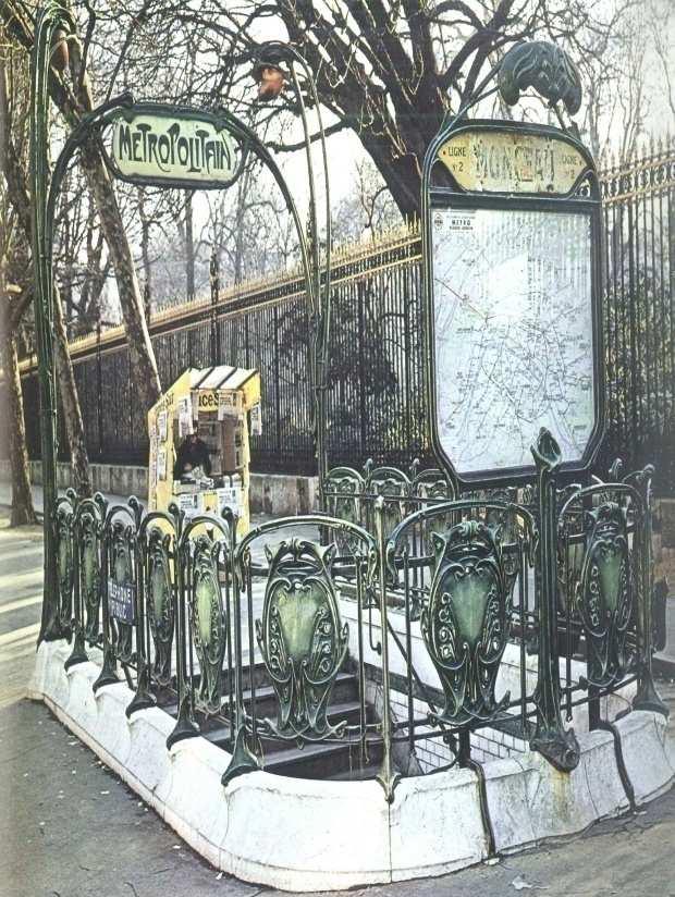 Obr. 4 Vstup do pařížského metra [2] 2.4.6. Rakousko-Uhersko Základ pro secesi ve Vídni položil architekt Otto Wagner (1841-1918). Sice začínal u historismů, ale později přešel k racionalismu.