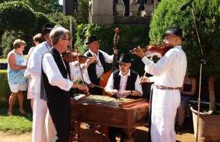 Během pořadu vytvořili přítomní návštěvníci Příležitostný česnekový sbor PŘÍČES, který zazpíval česnekové i nečesnekové písně při cimbálové muzice Burčáci.