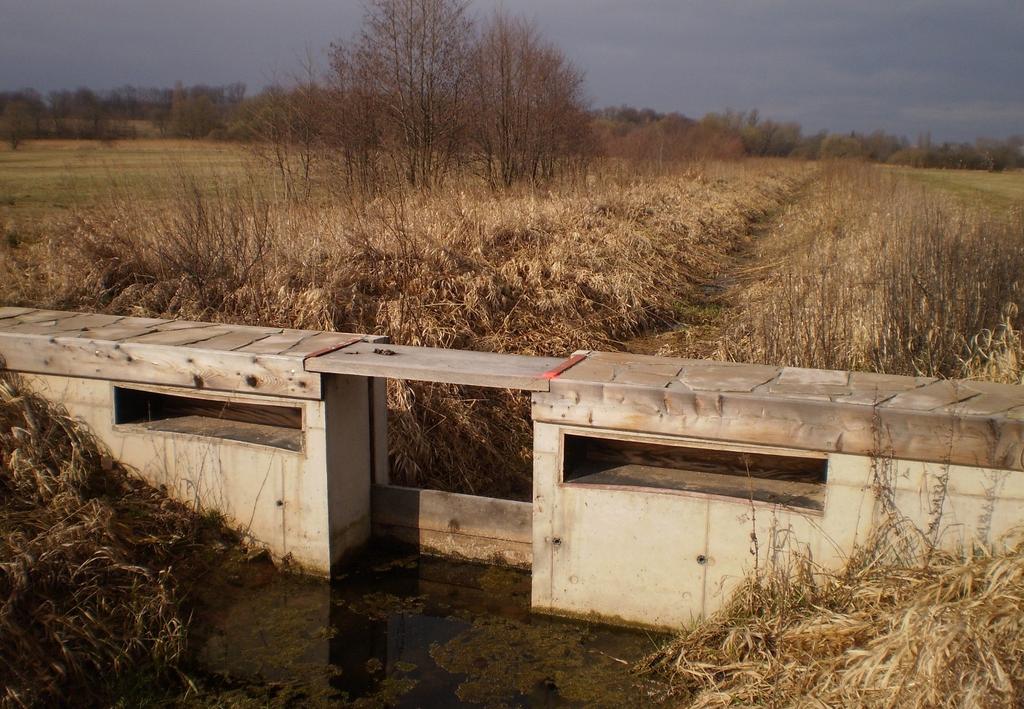 Ukázka využití přeronových závlah (závlahové a odvodňovací kanály)