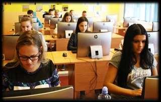 2. Informace ve vestibulu školy Ve vestibulu školy visí informace o dotačním programu rozvoje bilingvní a cizojazyčné výuky ve školách se sídlem na území statutárního města Ostrava pro rok školní