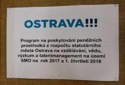 3. Na vývěskách ve vestibulu školy je informace o projektu a podpoře města Ostrava 3.