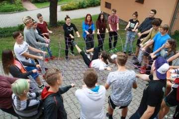 si vyzkoušeli roli tanečníků. Jako již tradičně žáci absolvovali workshop zaměřený na první pomoc a zdravý životní styl. Adaptační pobyt u 1.