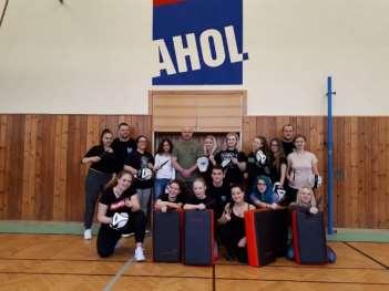 Richard Palát společně se svými kolegy z oddělení prevence kriminality seznámil naše žáky s riziky kyberšikany, hovořilo se také o pravidlech první pomoci oběti šikany a zejména o agresi a záměrném