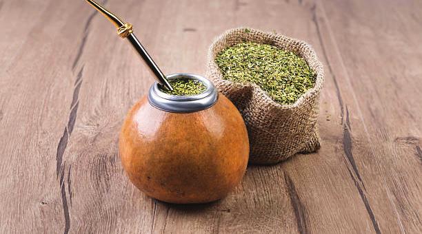 Yerba maté Výhonky cesmíny paraguayské nám dávají nálev příjemně natrpklé chuti a znatelné kouřové aroma. Popíjí se tradičně z vydlabané tykve (kalabasy) kovovým brčkem (bombillou).