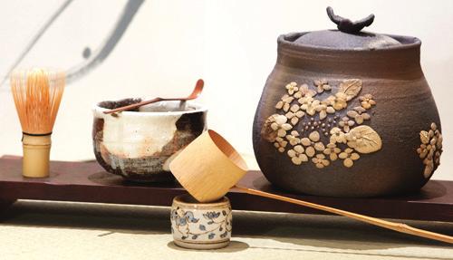 Kukicha Japonský čaj sestávající se ze stonků a listů zbylých při zpracování první sklizně. Má mírně nasládlou chuť, nálev trávově zelené barvy a svěže zelenou vůni.