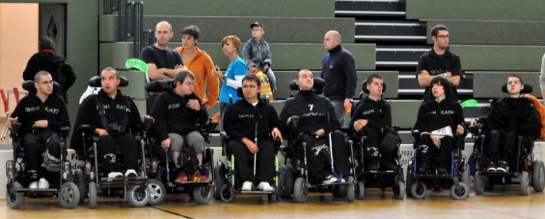 Gallen a Curych). EWH se ve Švýcarsku hraje pod záštitou Rollstuhlsport Schweiz, který sdružuje 12-15 týmů s cca 140 aktivními hráči.