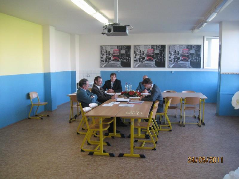Roudnice n. L., ředitelky školy, členů maturitní komise a ostatních hostů.