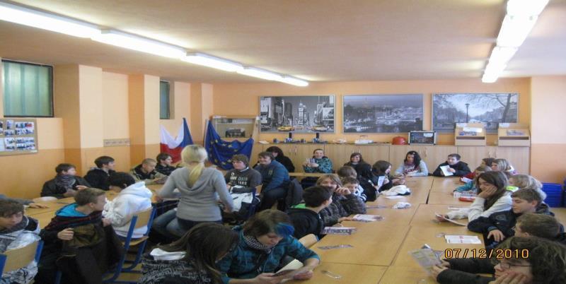 - Vytvářet motivovanost, důvěru, být srozumitelní pro veřejnost a to na základě působení na veřejné mínění. - Neopomenutelnou součástí je zapojení reklamy /tisk, média/.