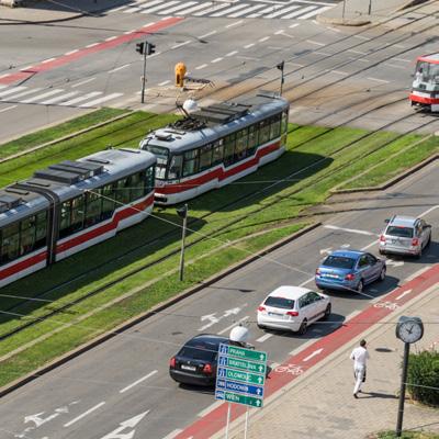 1. ROZŠÍŘENÍ DYNAMICKÉHO ŘÍZENÍ A INTELIGENTNÍCH DOPRAVNÍCH SYSTÉMŮ Usměrnění dopravního proudu pomocí telematických systémů moderní městský dopravní systém se v současné a budoucí době již neobejde