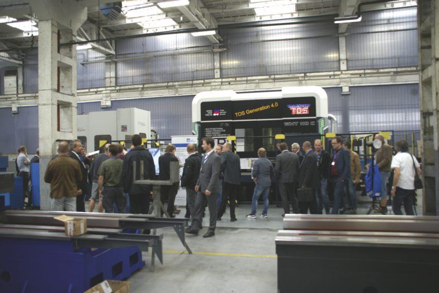 Dále bylo v běžném provozu obráběcí centrum WALDRICH Power000Tec, demonstrovali jsme možnosti laserového kalení a navařování na robotickém pracovišti, předvedli jsme činnost těžké zaběhávací stolice