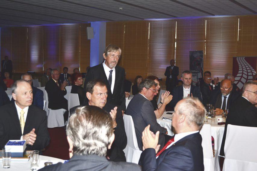 Ocenění Fotokronika HORIZONT 279 / strana 6 Jan Rýdl starší obdržel Merkurovu medaili V minulém čísle jsme vás