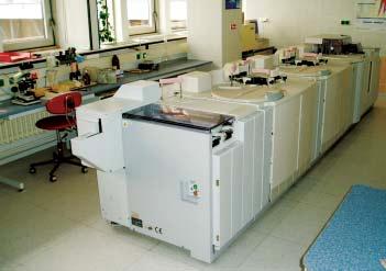 Uvedení automatických biochemických analyzátorù do rutinního provozu vyžadovalo zmìnu logistiky, která šla ruku v ruce s vývojem a aplikací laboratorních informaèních systémù (LIS).