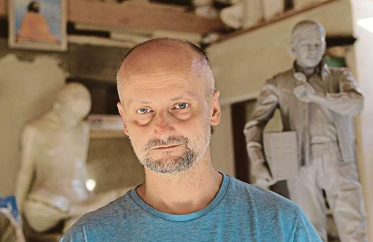 Třeba zmačkaný papír atužku, jelikož Janáček si stále zaznamenával noty, líčí vznik skulptury sochař. Usochy Karla Kryla může být vícero výkladů jednotlivých znaků díla.