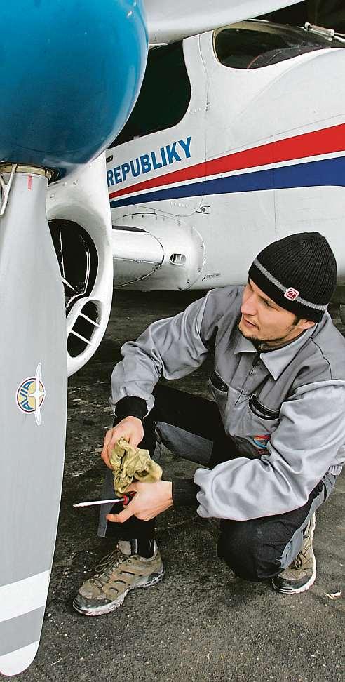 ZAMĚSTNAVATELÉ SPECIÁLNÍ PŘÍLOHA TÝDENÍKU 5plus2 Letečtí mechanici získají praxi vhangáru, kam vjedeiboeing Do obnoveného čtyřletého učebního oboru smaturitou letecký mechanik nastoupilo 33 studentů