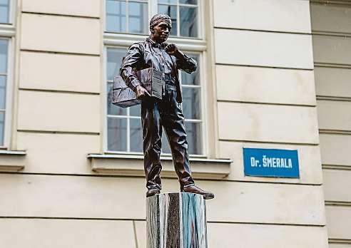 Kryl sám se bránil pomníkům, proto jsem scitem aopatrně tvořil ten jeho. Na zádech má dvojitý kříž, jako rytíři hledající svatý grál.