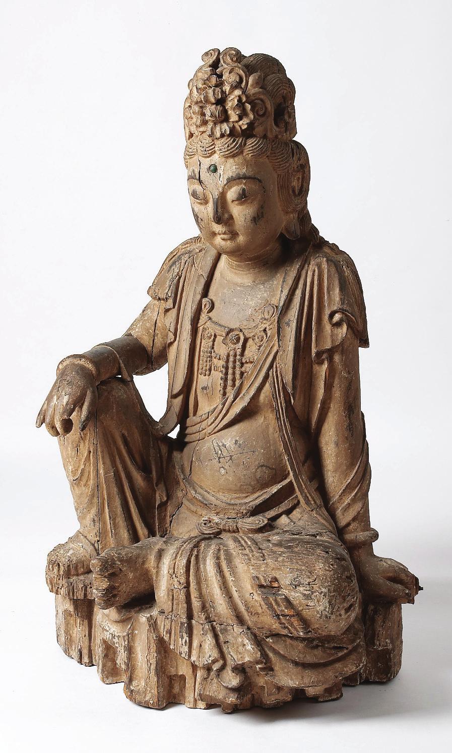 Sedící bódhisattva Kuan-jin, řezba ve dřevě, dynastie Tchang. Sbírka malíře Ludvíka Kuby.